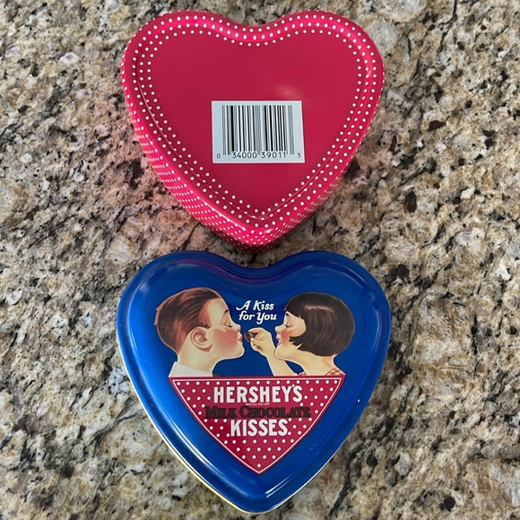 Hershey’s Milk Chocolate Kisses heart shaped candy tin - Picture 3 of 7